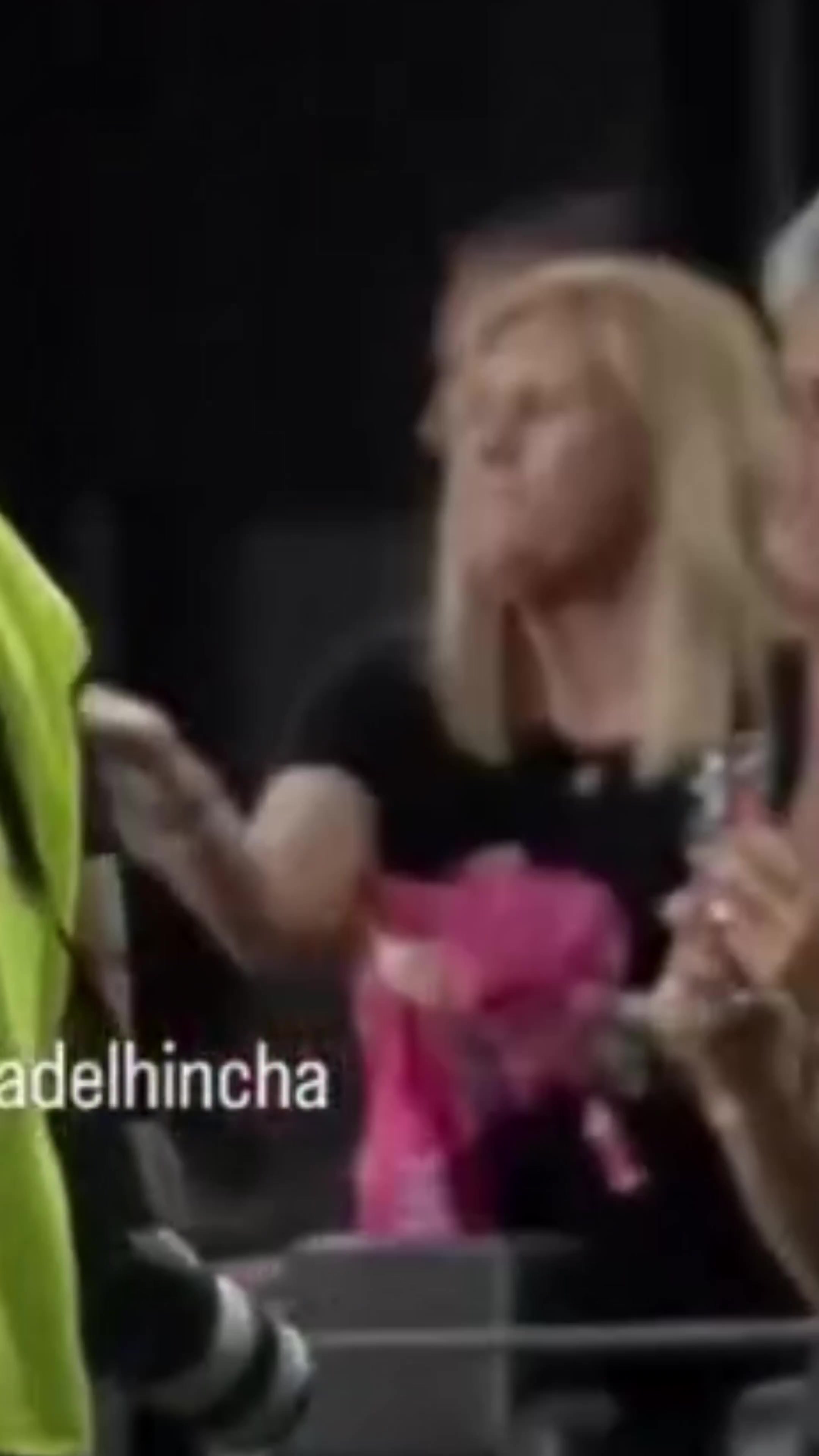 梅西把球衣送给母亲，后者送飞吻感谢