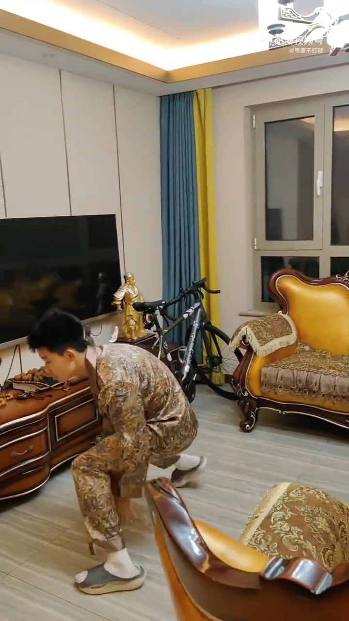 小男孩恶搞模仿哈登,这走步都走到姥姥家去了