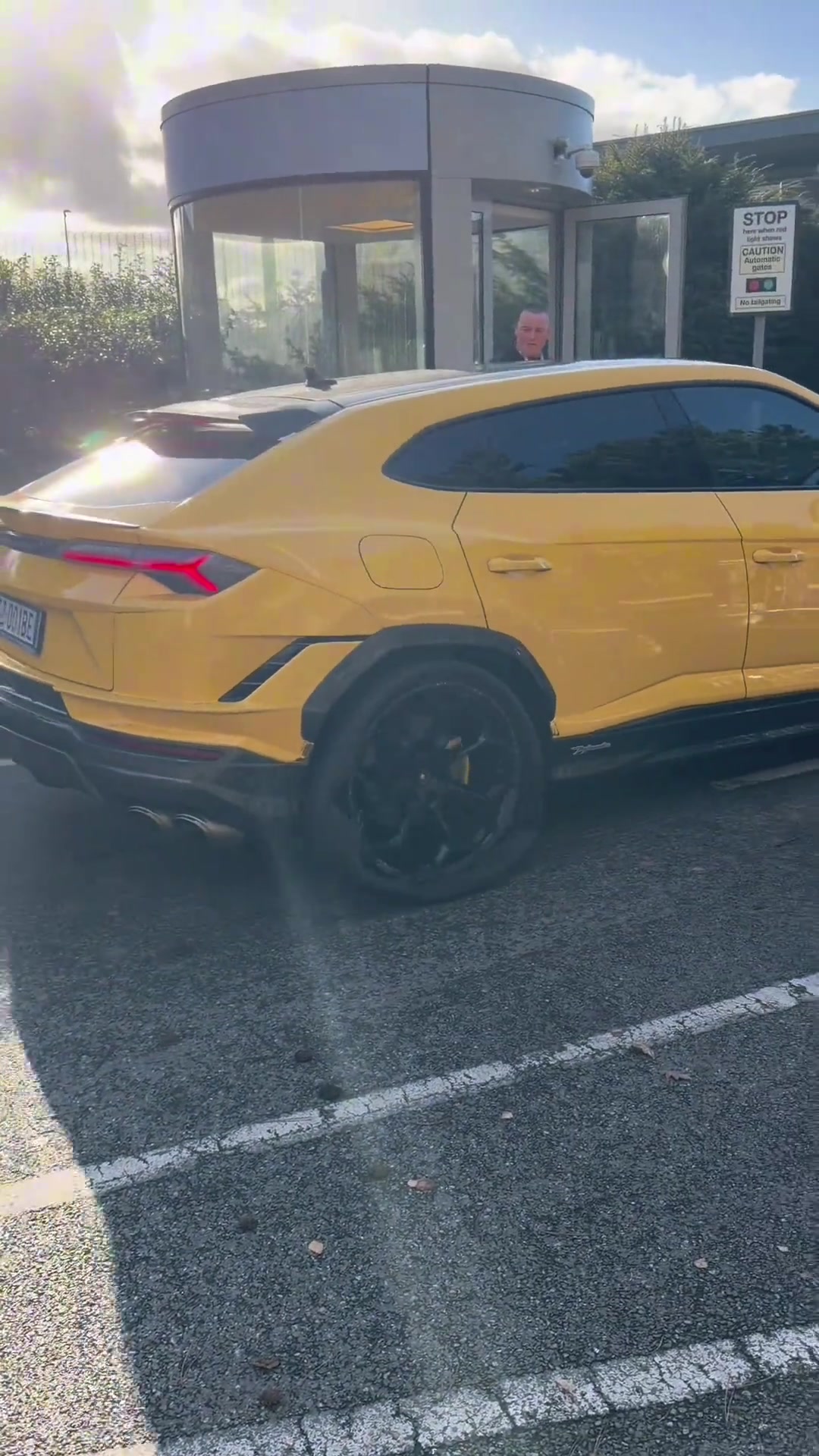 总爆胎我不买了！多纳鲁马驾驶兰博基尼训练途中遭遇车爆胎