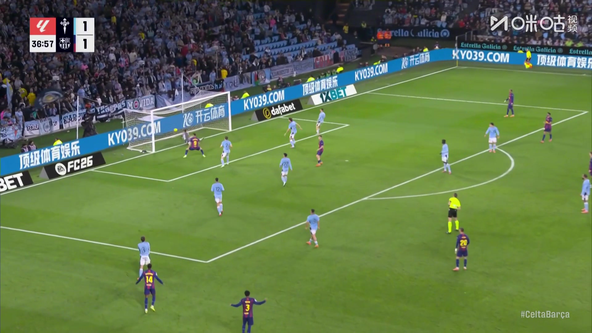 拉师傅长传到禁区，莱万门前垫射破门达成双响