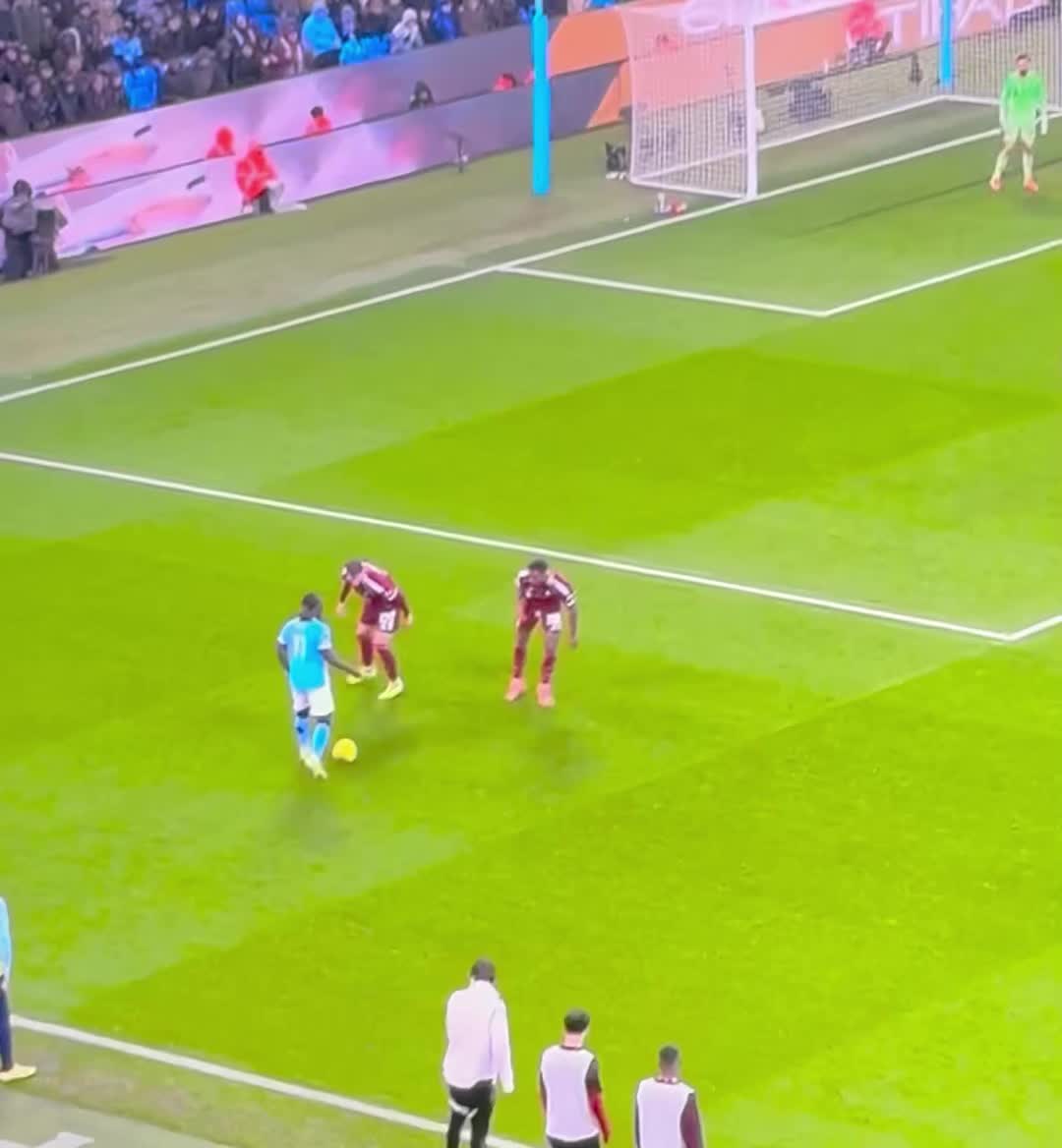 这下也太快了！球迷实拍多库轻松过掉布拉德利+赫拉芬贝赫两人