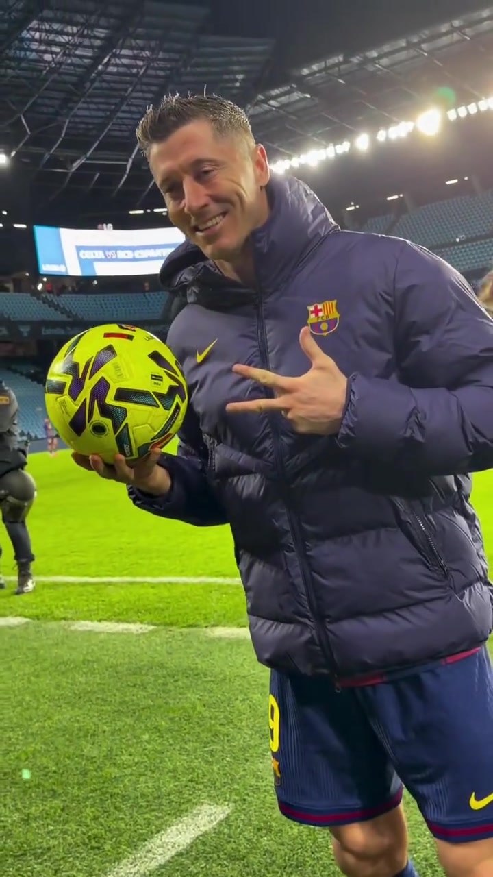 依旧顶级!莱万回归首发上演帽子戏法,赛后带走比赛用球