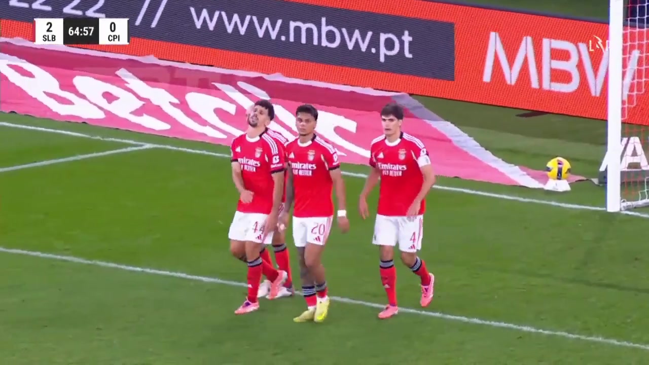 太逆天了！对手点球不进，本菲卡后卫解围“打进”自家球门！