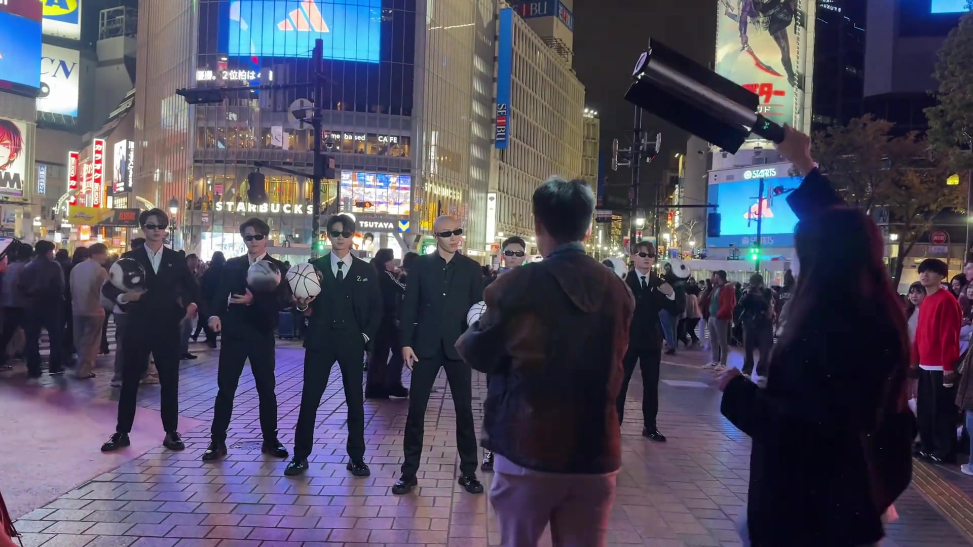 这球真亮!F3篮团在日本东京上演科目三 让蜀都篮球摇走遍世界