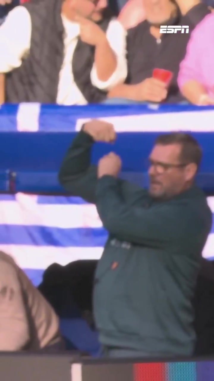 韦格霍斯特进球被判无效后，乌德勒支的队医嘲笑其庆祝动作