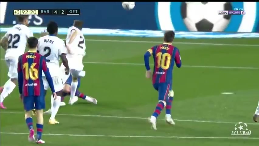 经典时刻！梅西放弃戴帽让点给格里兹曼！格子随后又抱了一下梅西