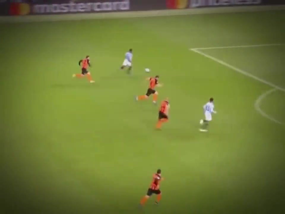 真正的快乐足球！名场面：斯特林被场地绊倒，裁判判罚点球！