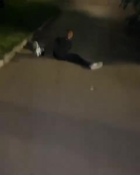 不要轻易模仿！名场面：穆西亚拉弟弟模仿C罗庆祝结果滑到了！