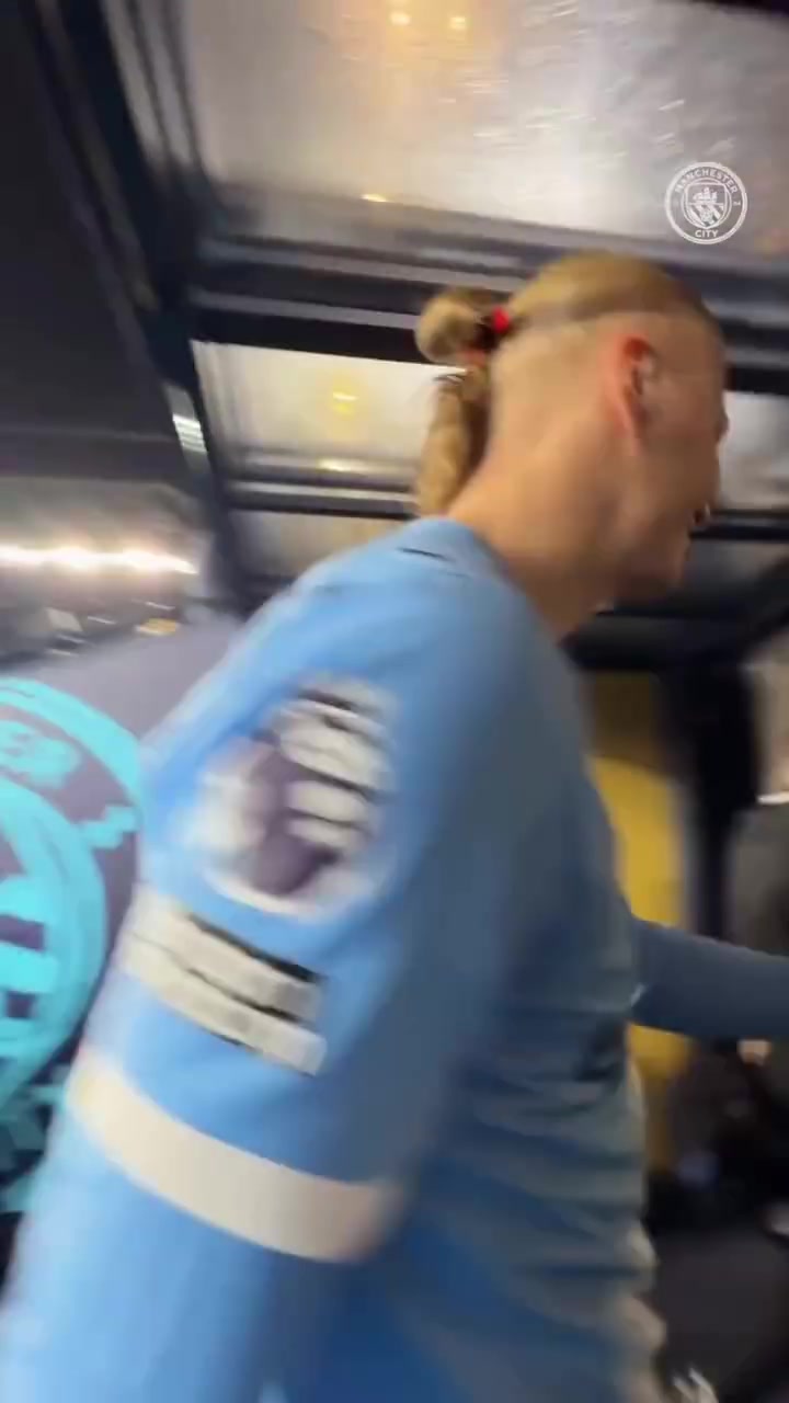 势头正盛！赛后直拍：曼城球员笑嘻嘻一起回更衣室！