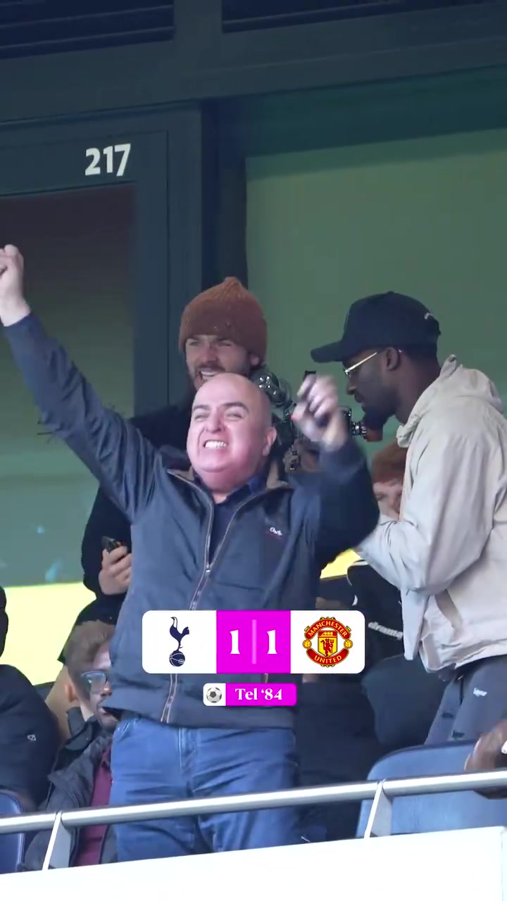 过山车！麦迪逊和曼联球迷一起看比赛，两个人的反应太真实了