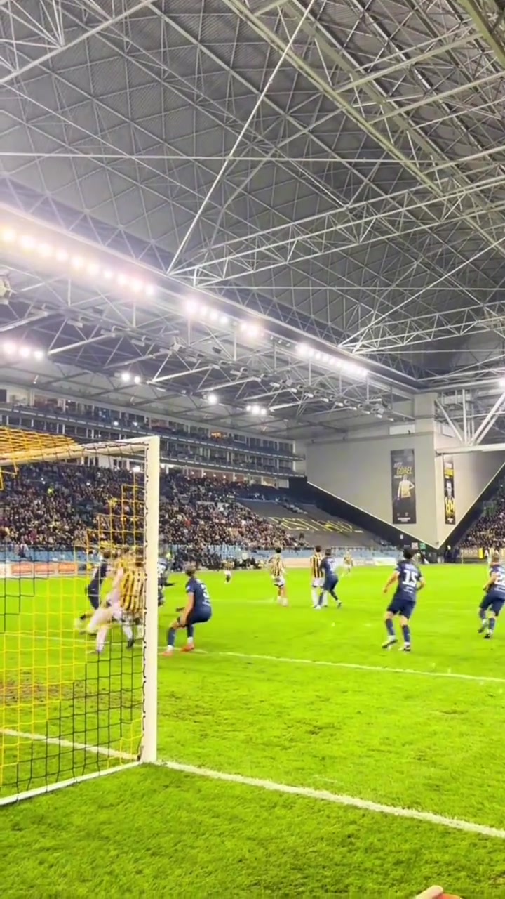 精准制导啊！门后视角看球员又快又平又猛的远射进球！