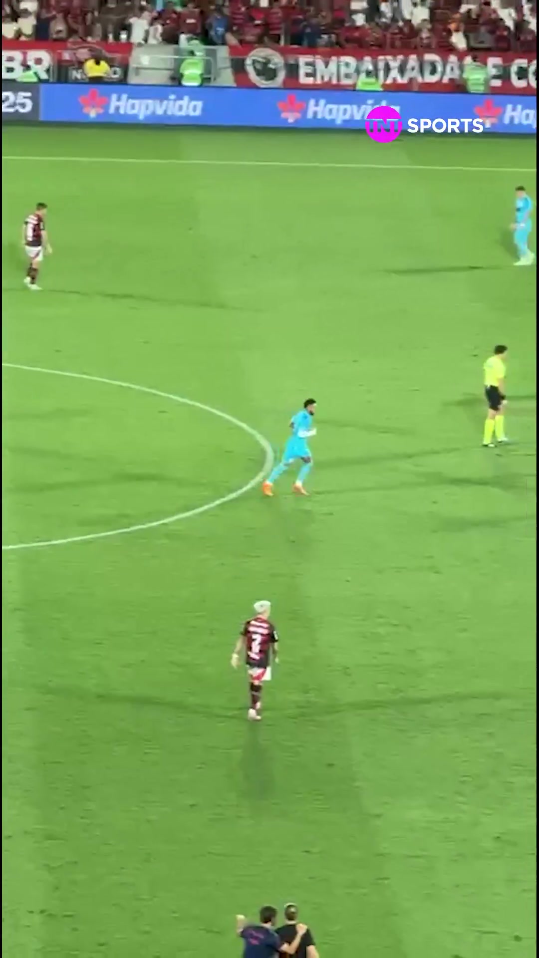 内马尔回防去拿球，结果……队友居然把球直接踢向前了！