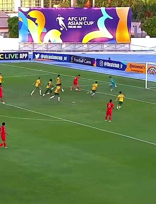 网友：王钰栋这次禁区内冷静拉球，是多少成年队老大哥做不到的？