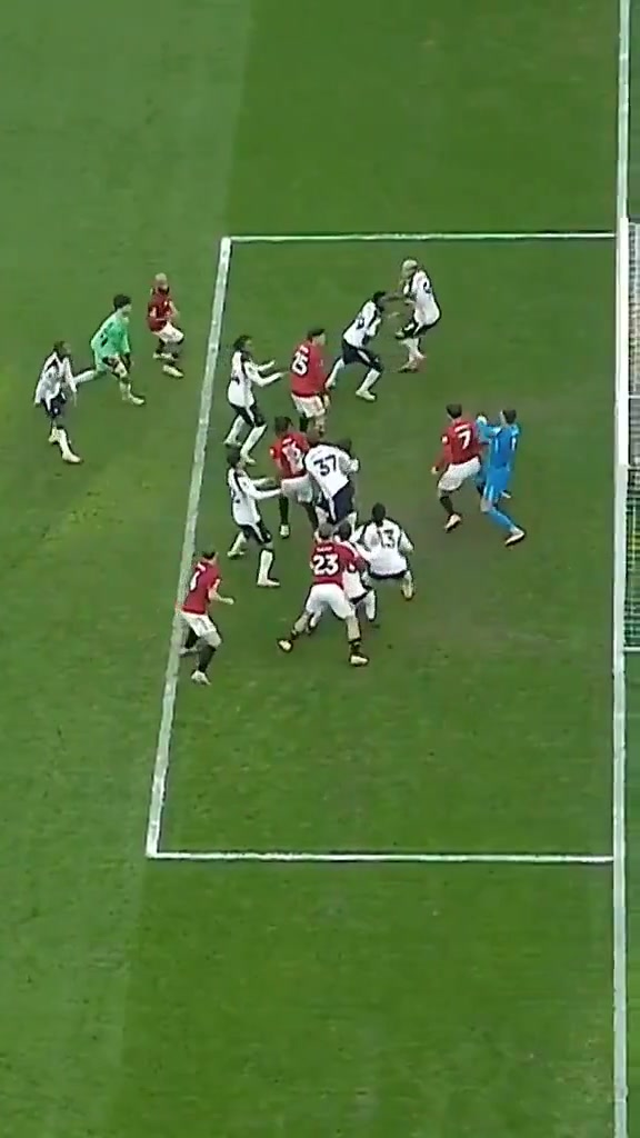 高空视角看看德里赫特扳平比分的进球，曼联的定位球设计有进步