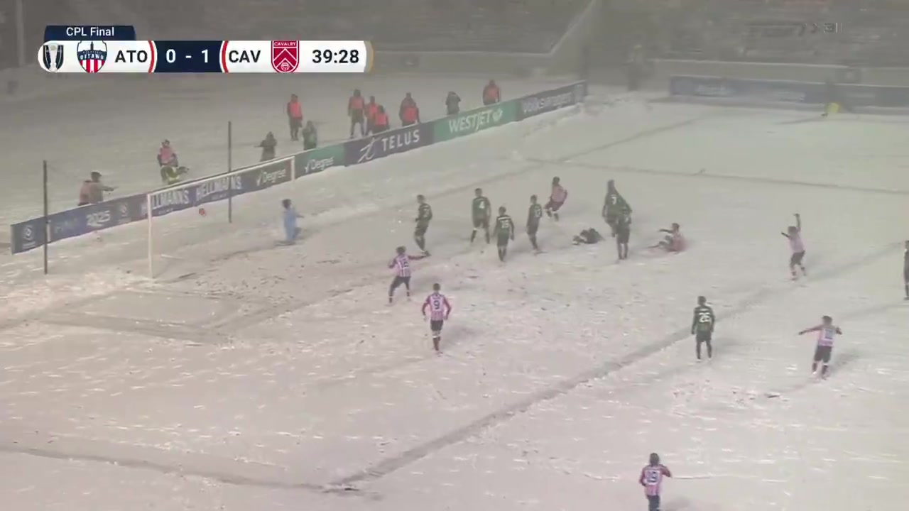 零下二度！渥太华竞技在大雪地里踢出了一记匪夷所思倒钩射门！