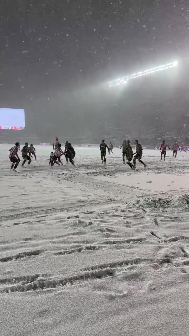 暴雪挡不住足球的热情！现场感受雪中倒钩破门夺得总冠军