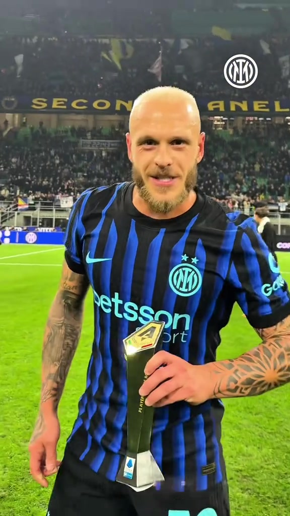 送穿透力极强助攻！迪马尔科赛后领取单场MVP奖杯