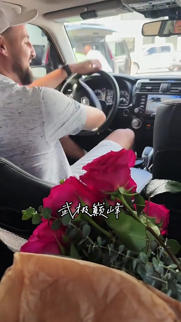 克莱接机女友～因为迟到了向女友梅根道歉！兄弟是真的很爱啊！