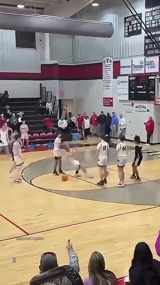 美国青少年篮球赛白人球员种族歧视，遭黑人球员一拳打昏迷