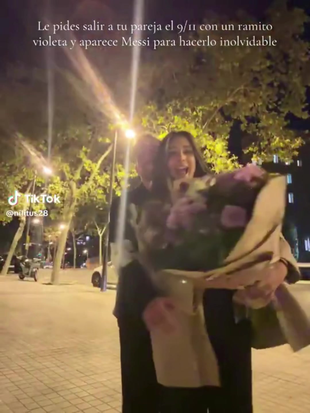 难忘瞬间！昨晚在巴塞罗那，梅西出现在一对情侣的视频背景中