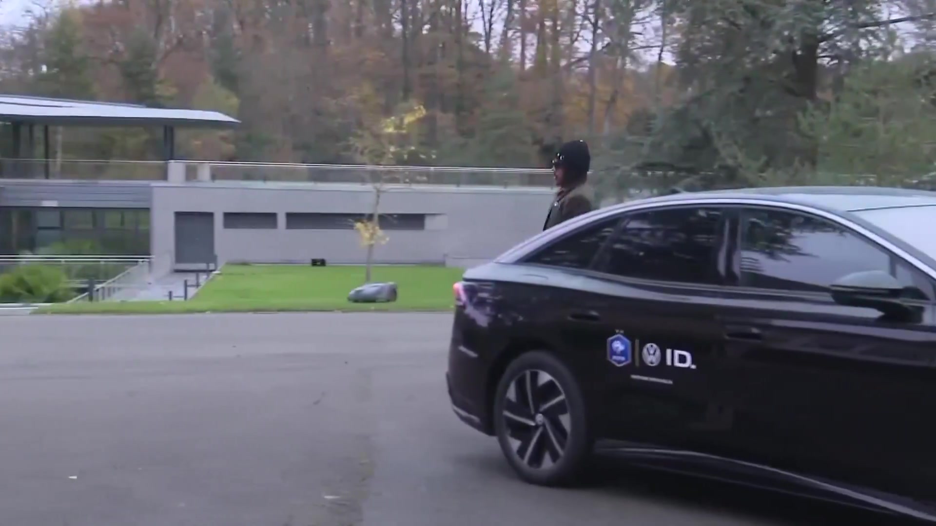 孔德抵达法国国家队报到，每次去国家队都跟走时尚秀似的~