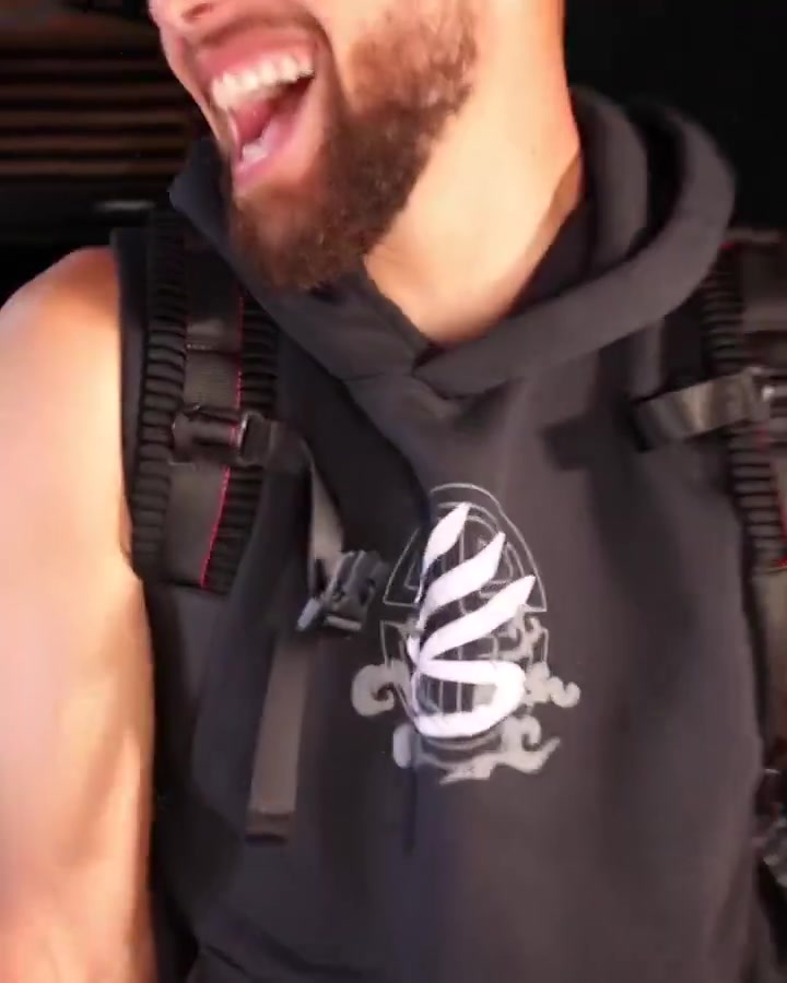 库里看到巴特勒大妈造型，实在绷不住笑喷了！