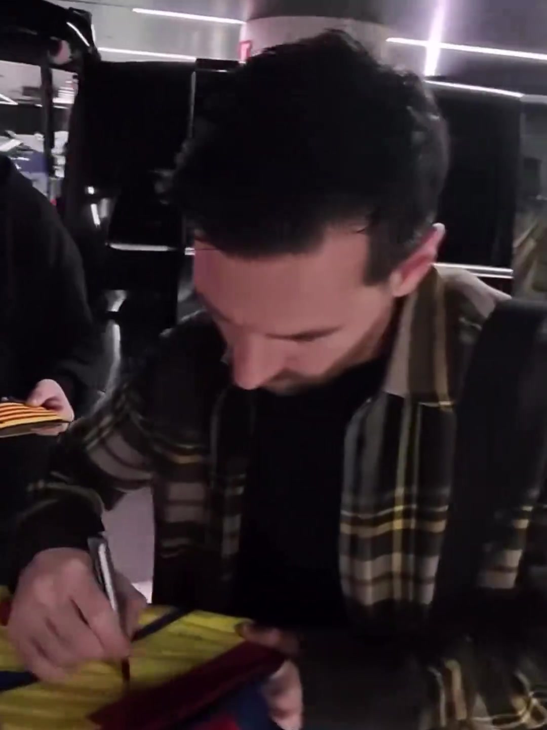 梅西哪怕偷偷到诺坎普都会被球迷找到，在停车场给巴萨球迷签