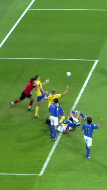 天才与恶棍一线之隔！伊布的经典神来之笔进球！超强的身体控制！