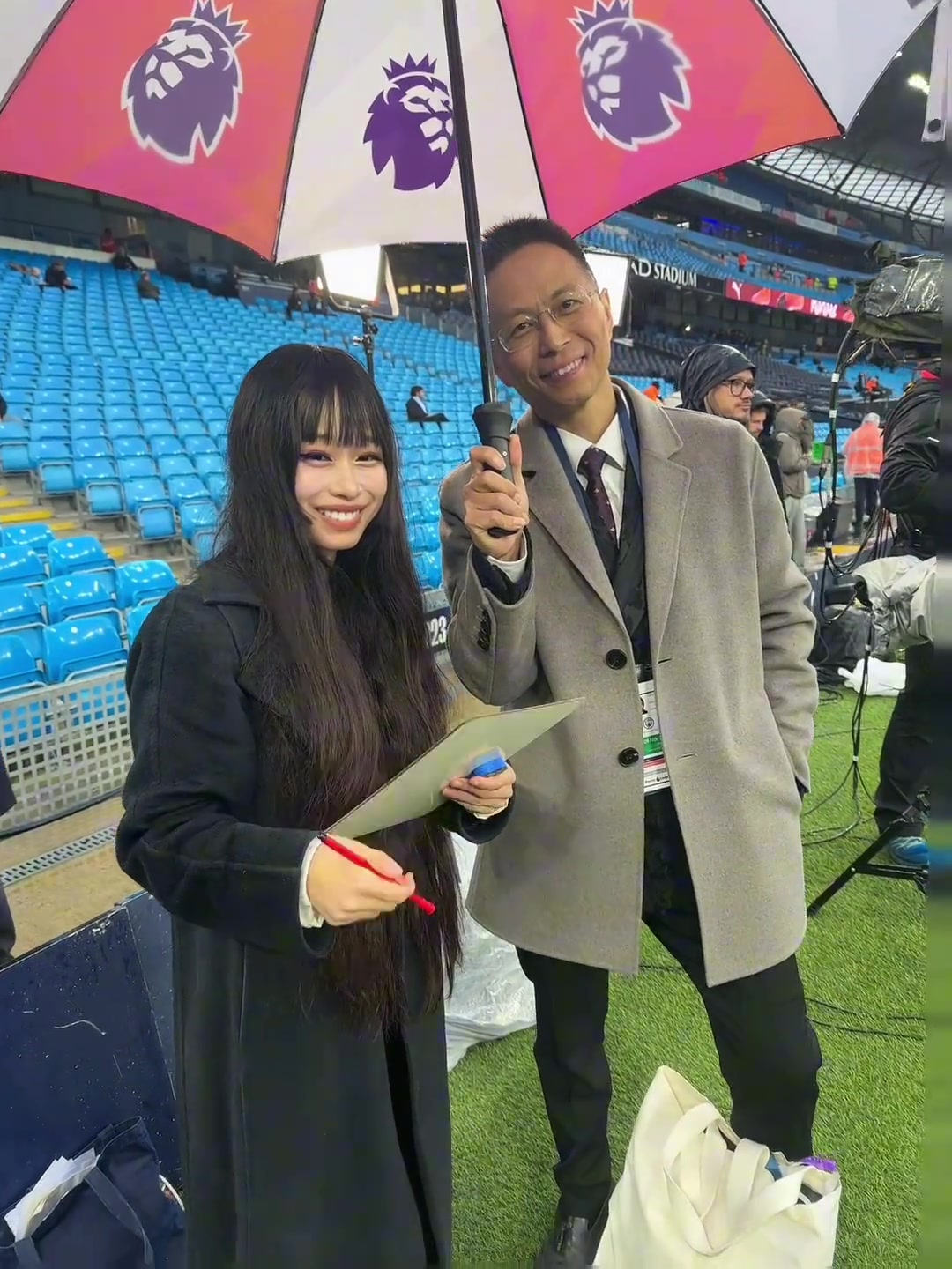 詹俊也是好起来了能帮大老师撑伞，俊哥这套英伦风的行头太对