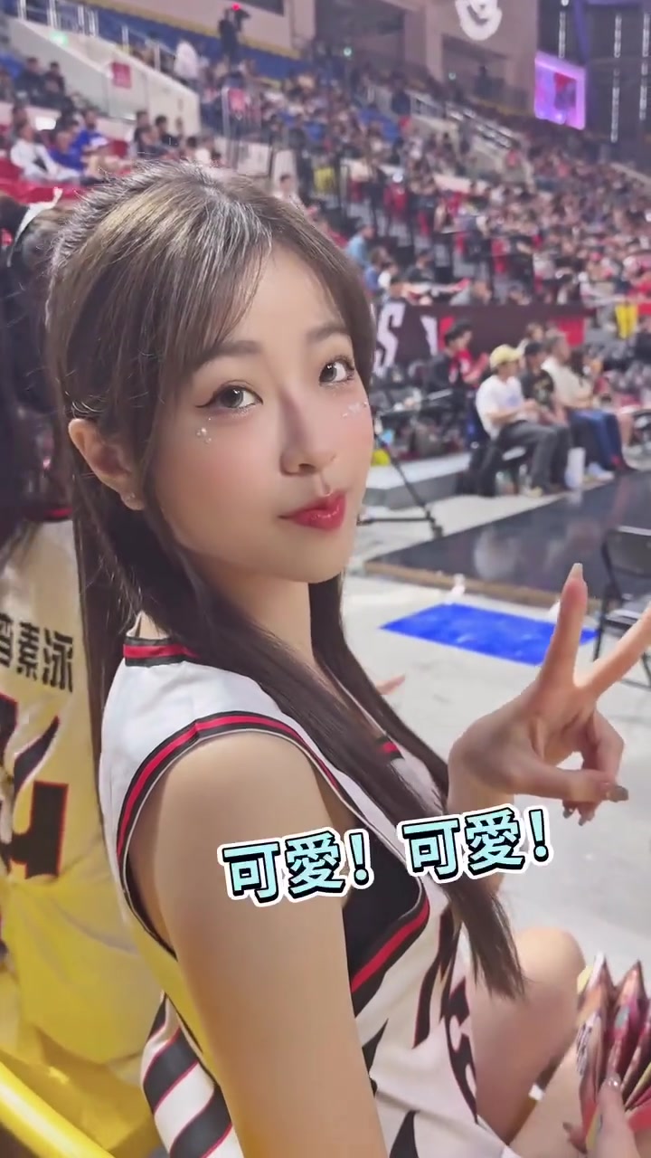 台妹啦啦队和球迷互动，这长相确实很可爱啊！