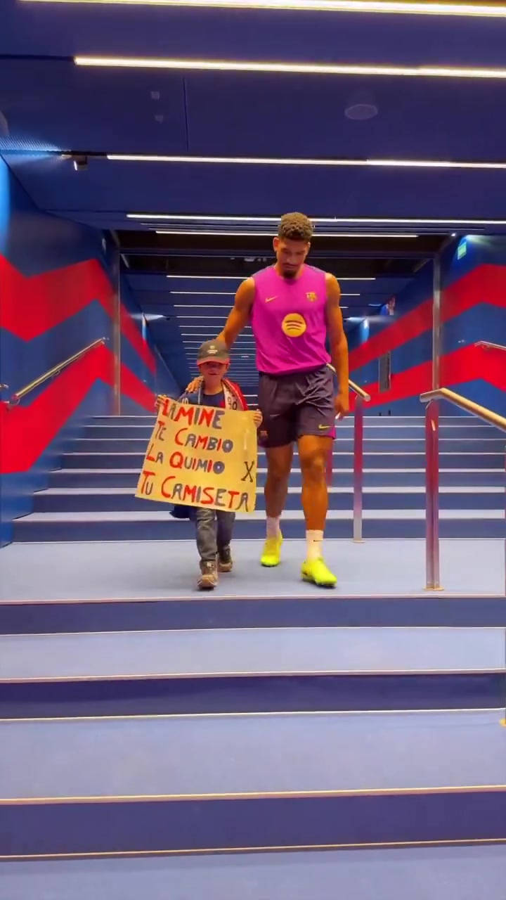 暖心大男孩！阿劳霍帮助小球迷见亚马尔与其合影