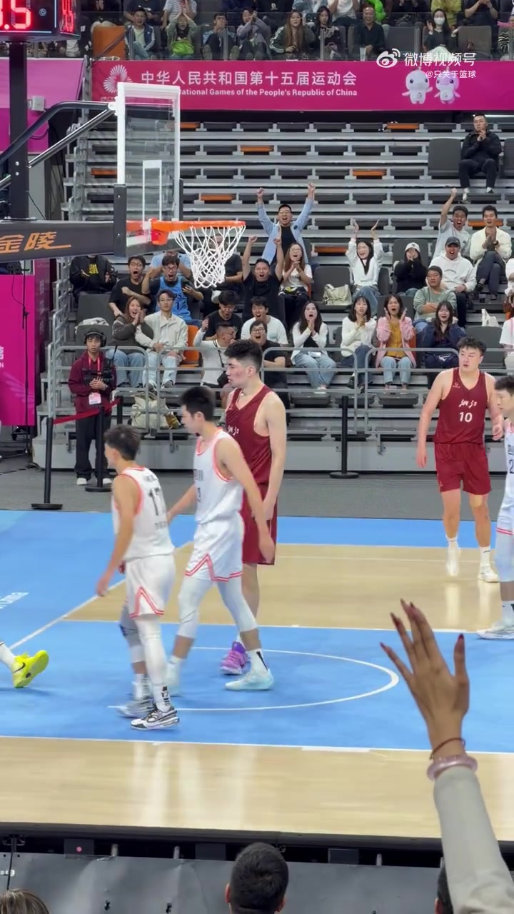 本届全运会最炸裂进球？余嘉豪篮下接球，强行隔扣胡金秋！