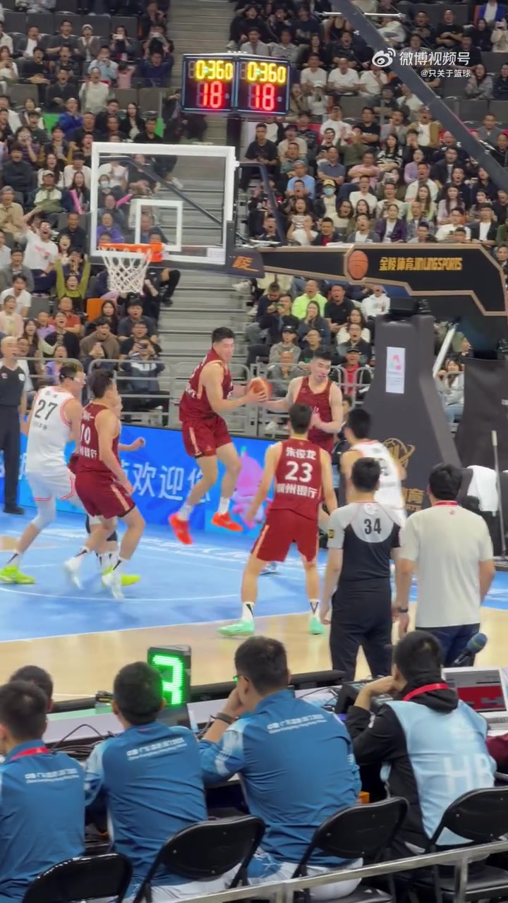 今天相当拉胯！孙铭徽突入内线上篮，结果余嘉豪杀出来一个血