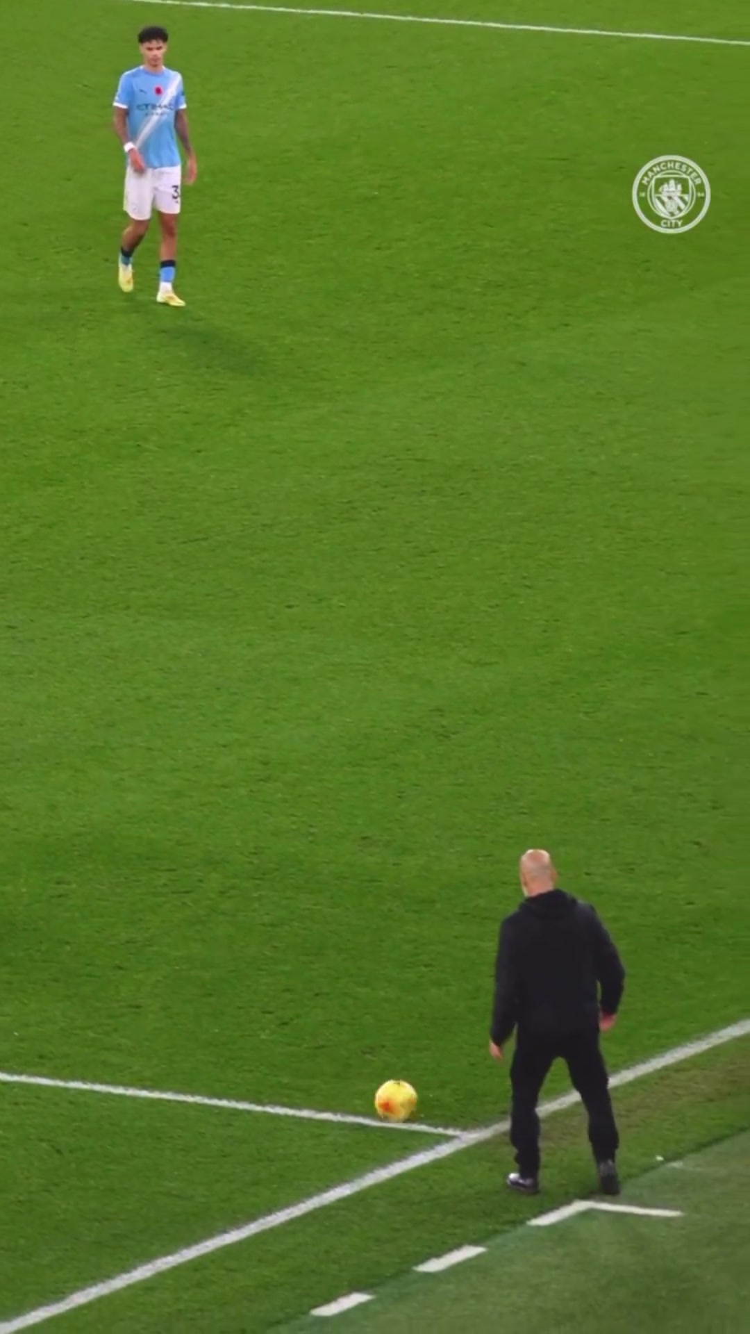 瓜迪奥拉这脚停球，自然也是优雅至极