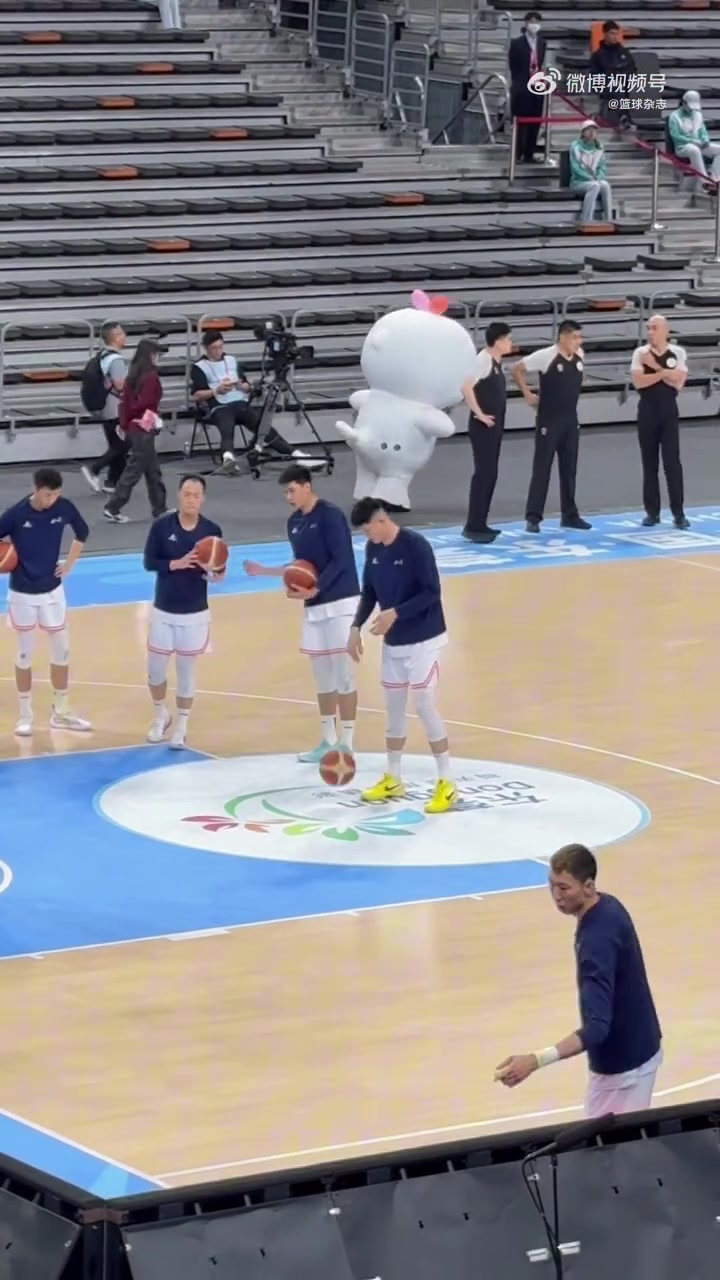 四川爆大冷出局！周琦赛前轻松调戏工作人员，没想到后者直接走了