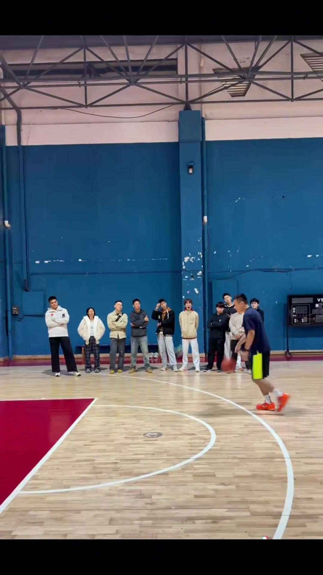 丁佳宁演示南斯拉夫步：这属于走步，詹姆斯经常用，但比赛中一般不会吹