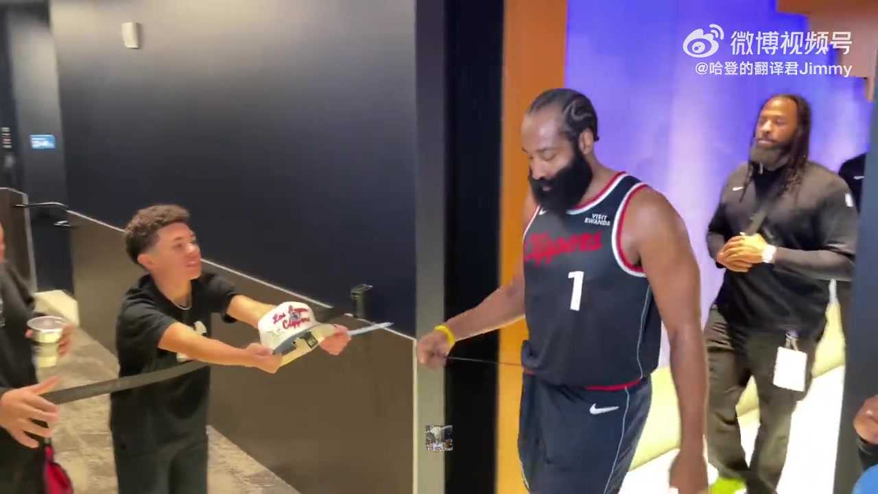 登哥累了！砍下35+大三双依然输球，赛后一脸疲惫走入球员通道