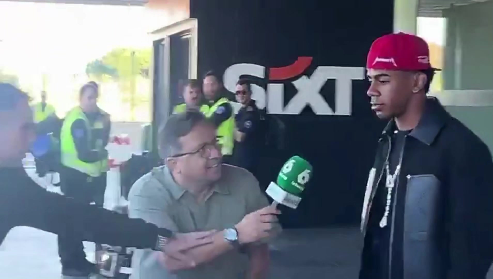 亚马尔今早离开西班牙队，目前已抵达巴塞罗那