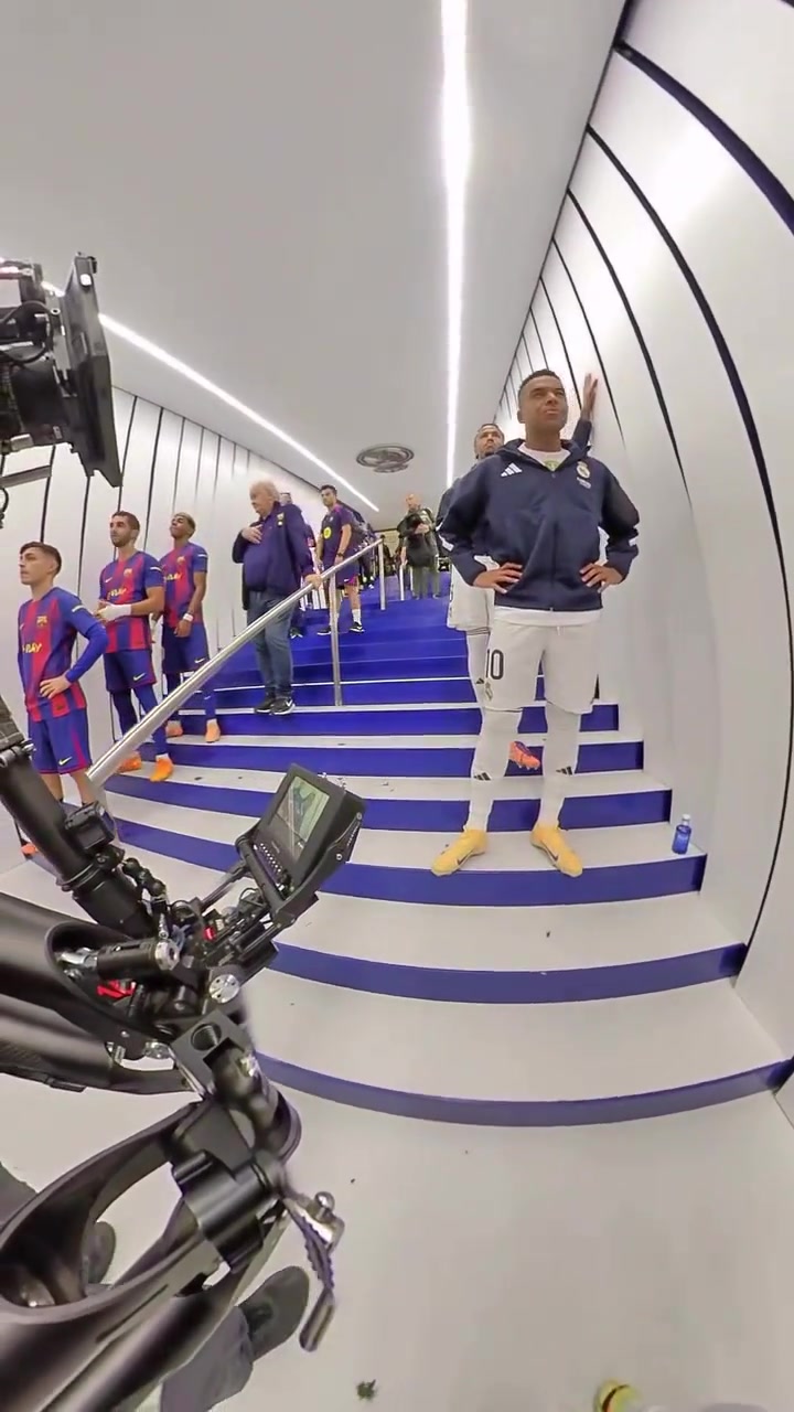 这得是多少男生梦寐以求的出场方式啊