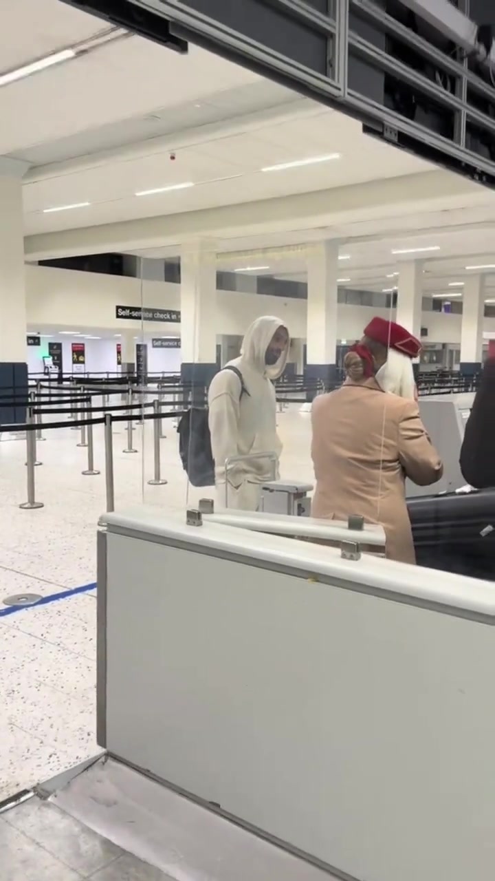 输给曼城后，路人拍到萨拉赫独自乘坐飞机离开，要去国家队咯~