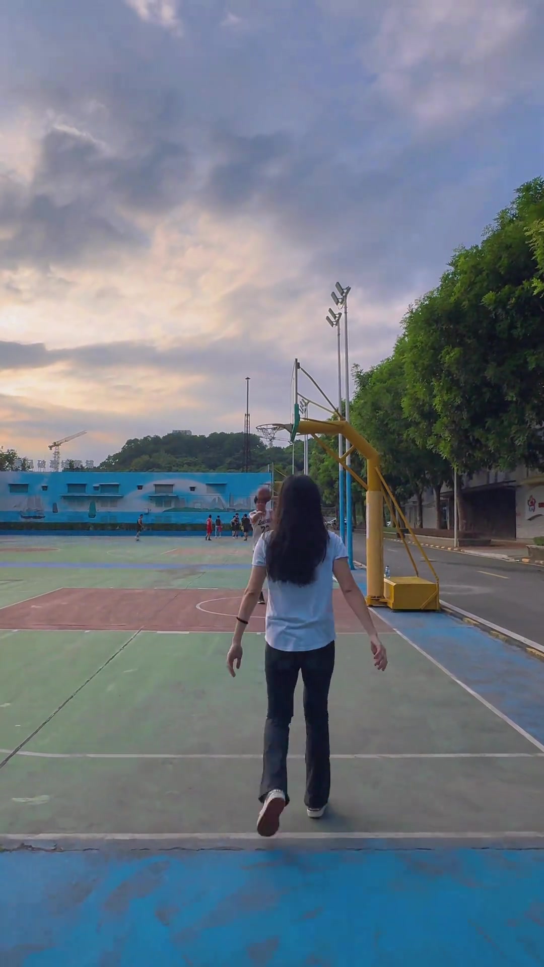 篮球网红王露秀手感配文：艾特你朋友来完成这个一线天投篮！