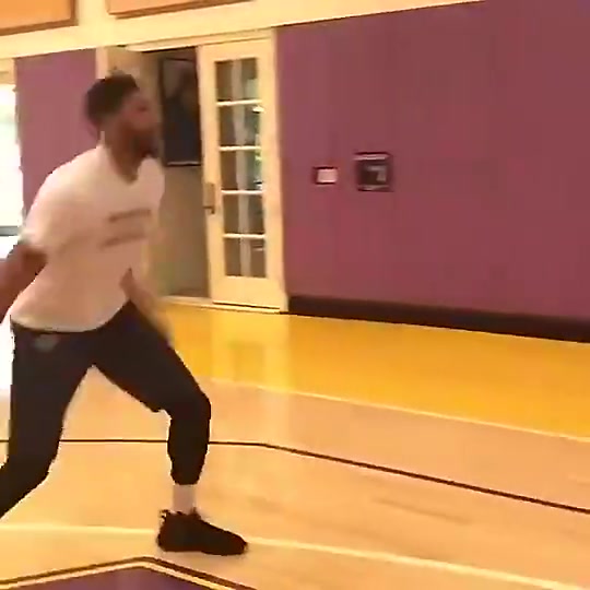 现在都胖成啥样了！浓眉刚到湖人的时候，这个体型多完美啊！