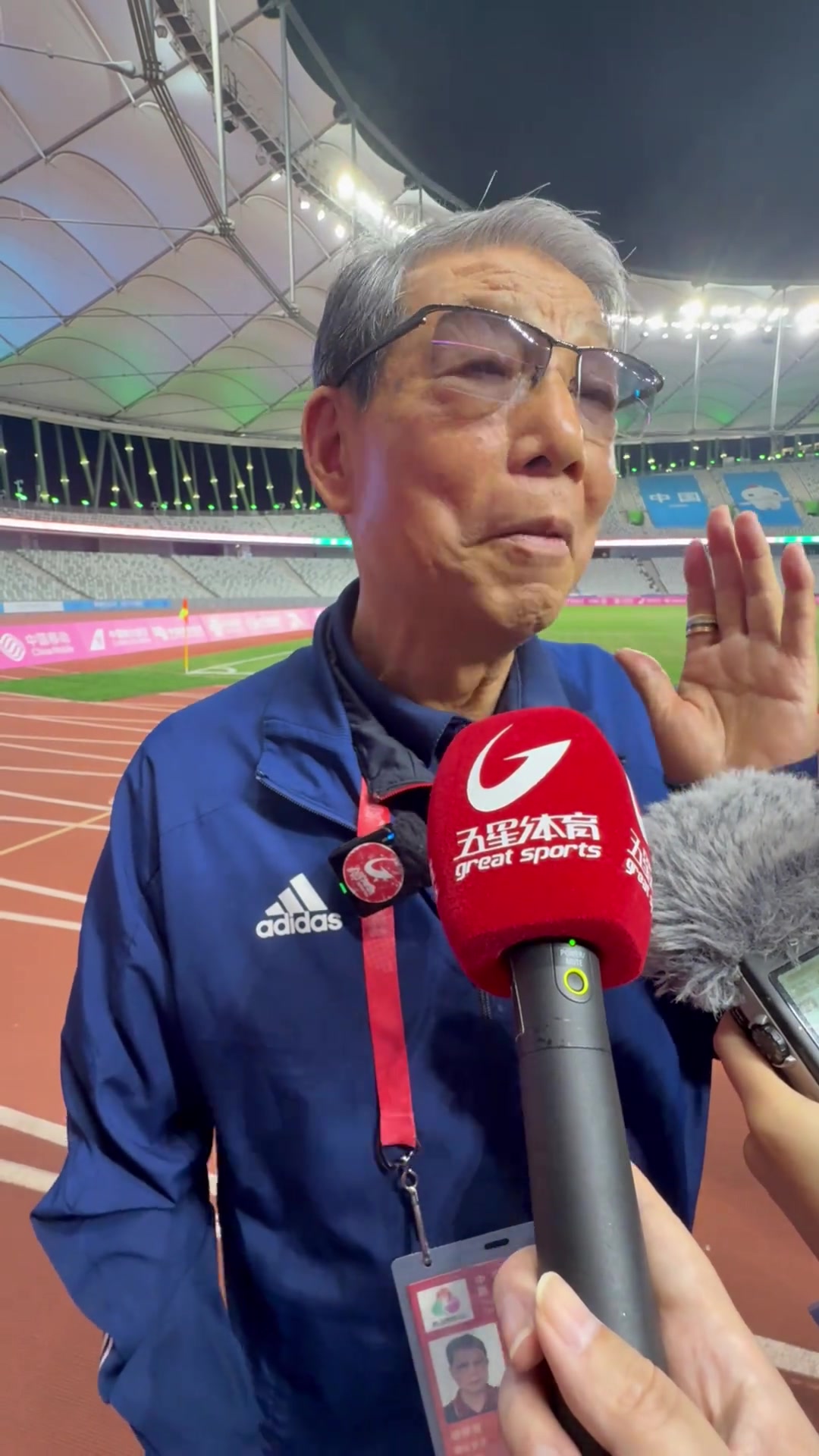 徐根宝回应质疑:说我落伍?我每天都要看曼城、巴萨的比赛!