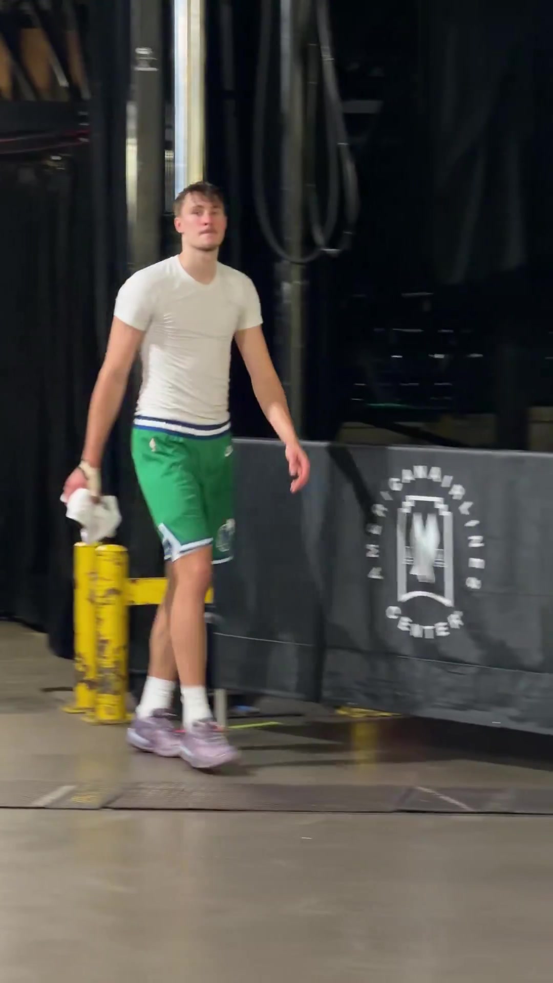 独行侠还在不停地输球!弗拉格赛后很沮丧,但依旧耐心为球迷