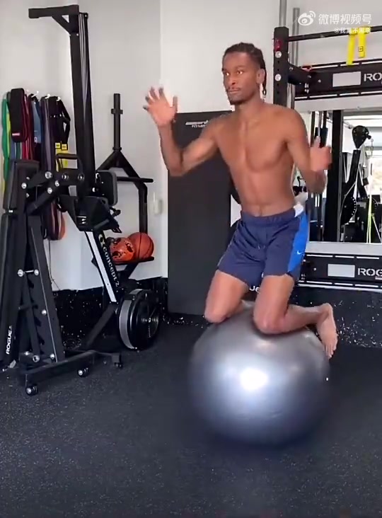 MVP不是白来的!亚历山大做的这个平衡训练,没几个人能完成吧