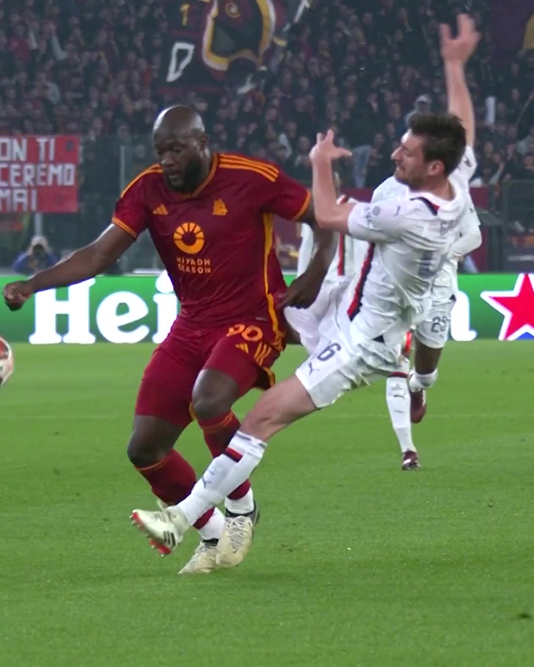 直接起飞!这就是后卫直接硬扛卢卡库的后果