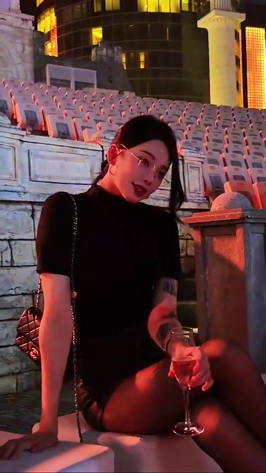 美女主播小太阳黑丝大长腿,完全不像刚生孩子的身材啊