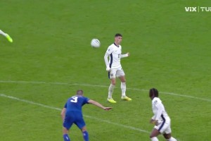 7轮全胜轰20球0失球！英格兰2-0送塞尔维亚出局 萨卡、埃泽破门