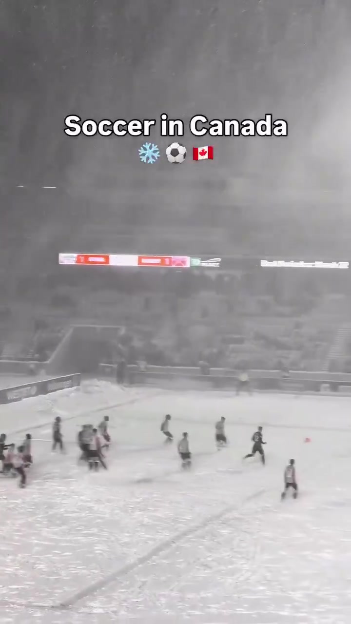 别有一番风味!加拿大的雪中足球!球是真的不滚啊!
