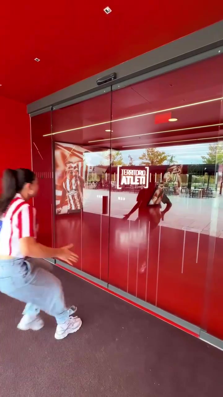 一晃而过的托雷斯!美女网红带你参观万达大都会球场!